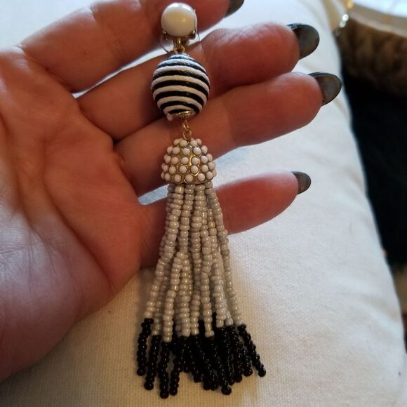 STAREMENT BLACK & WHITE BEADED EARRINGS - Picture 2 of 3